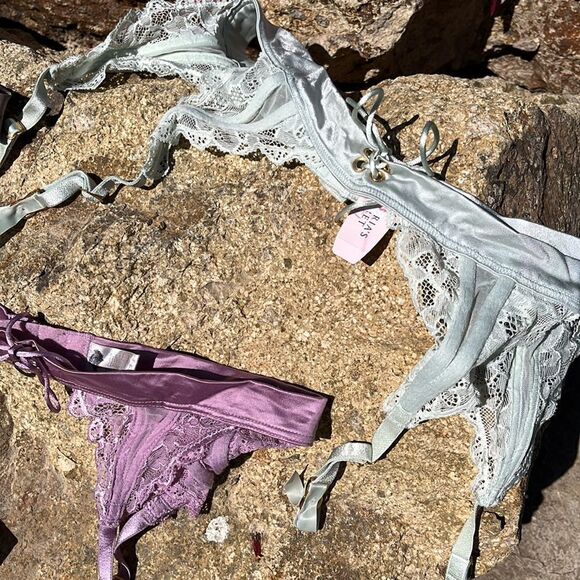 Victoria’s Secret Garters - Picture 7 of 11